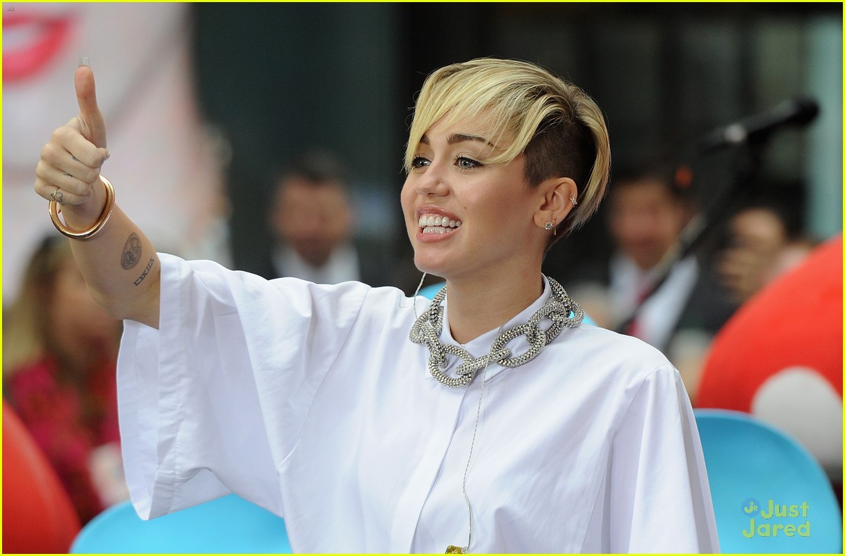 miley cyrus today show wrecking ball we cant stop video 07