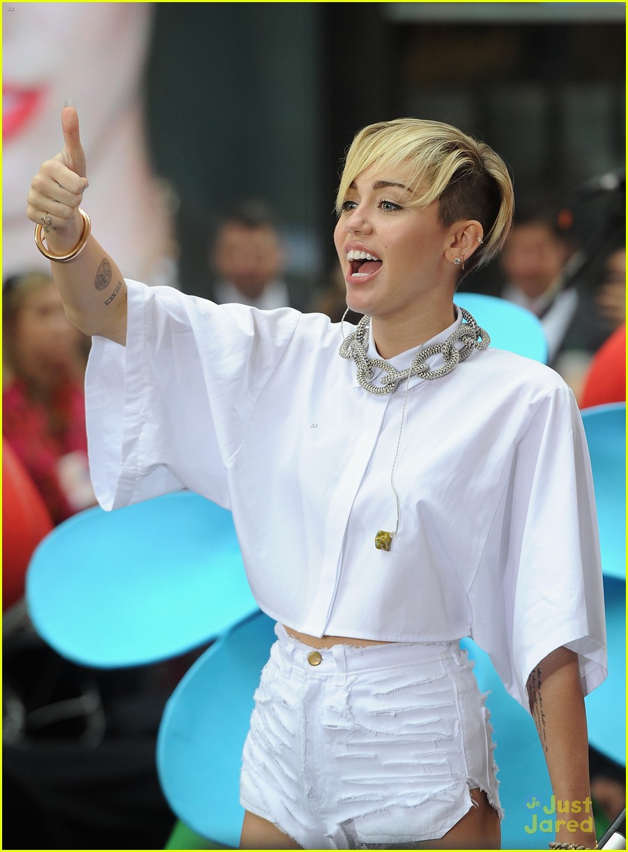 miley cyrus today show wrecking ball we cant stop video 08