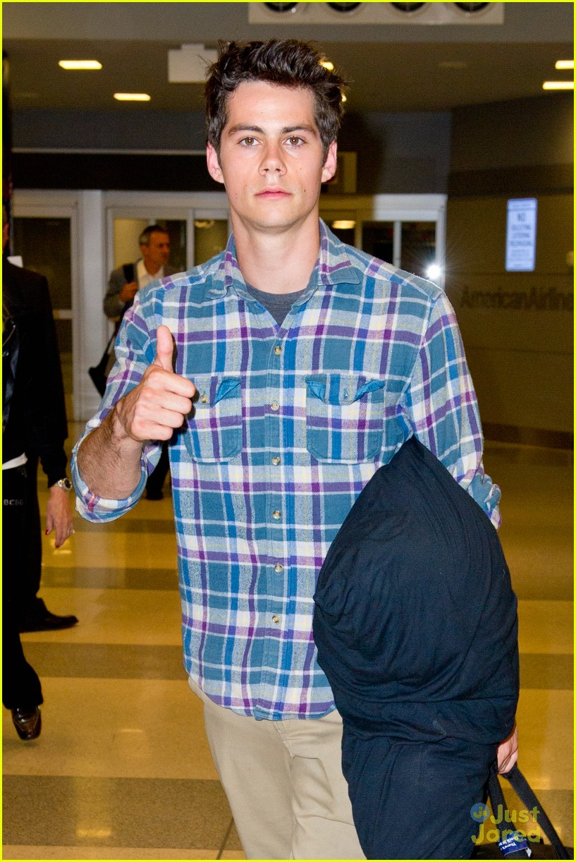 dylan obrien lands in nyc comic con 03