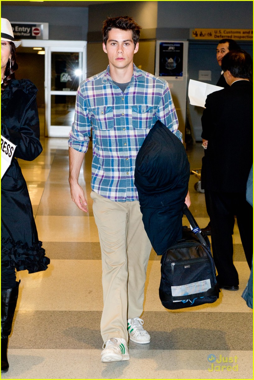 dylan obrien lands in nyc comic con 05