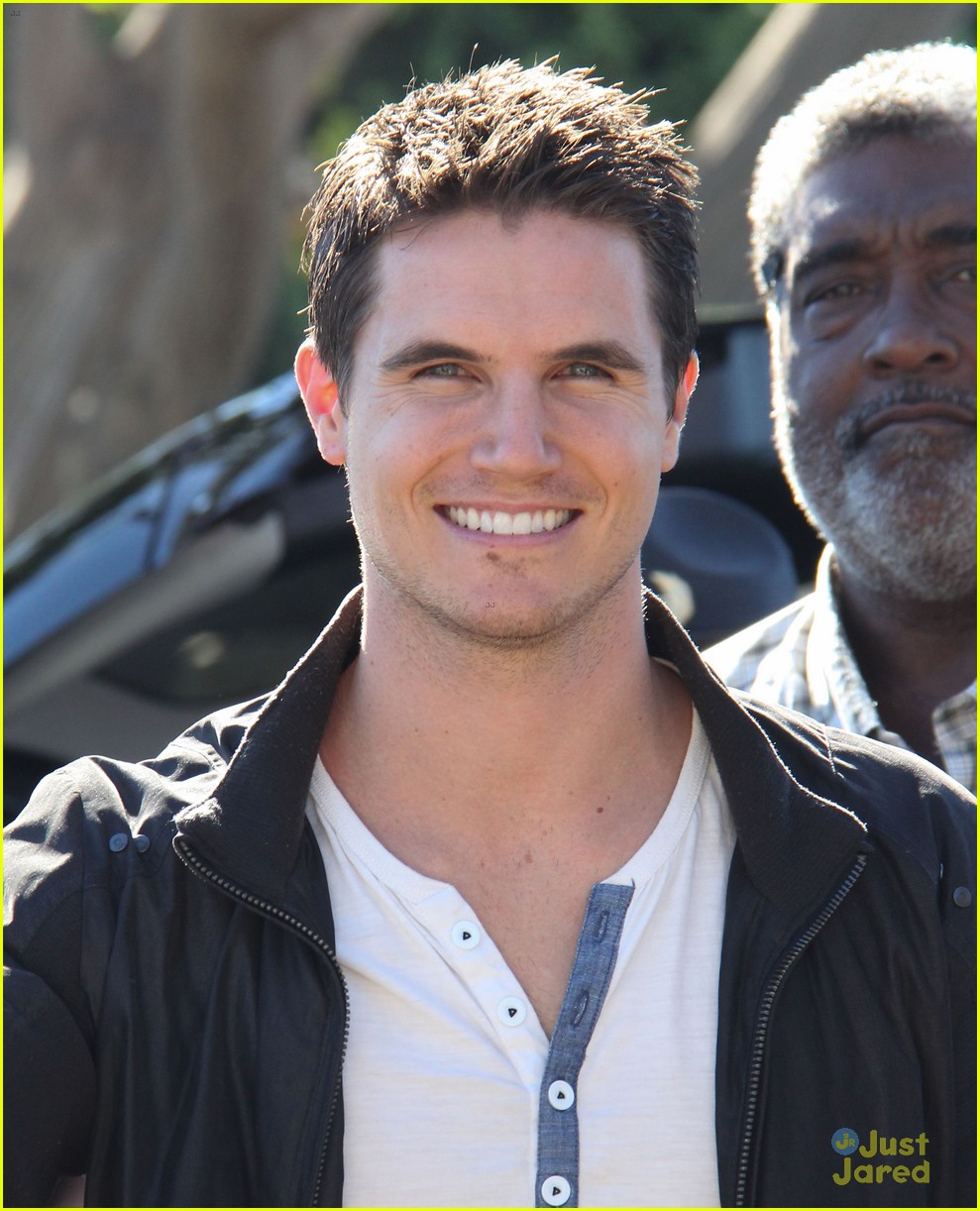 robbie amell opens up about tomorrow people audition 02