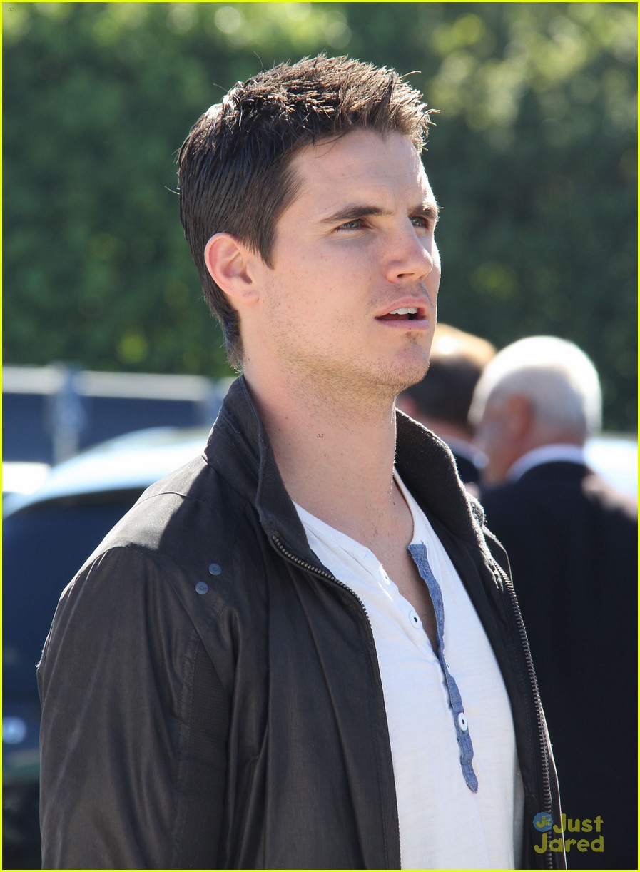 robbie amell opens up about tomorrow people audition 07