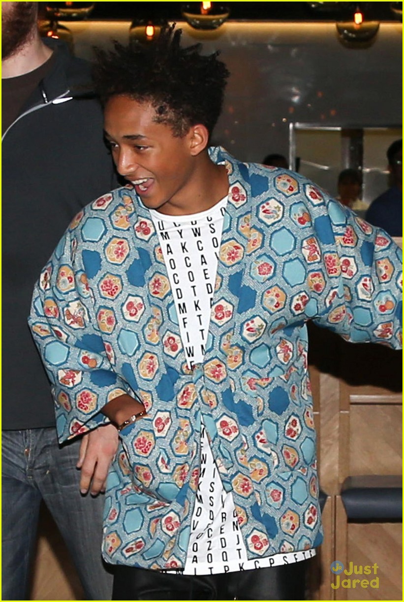 jaden smith sushi stop with pals 02