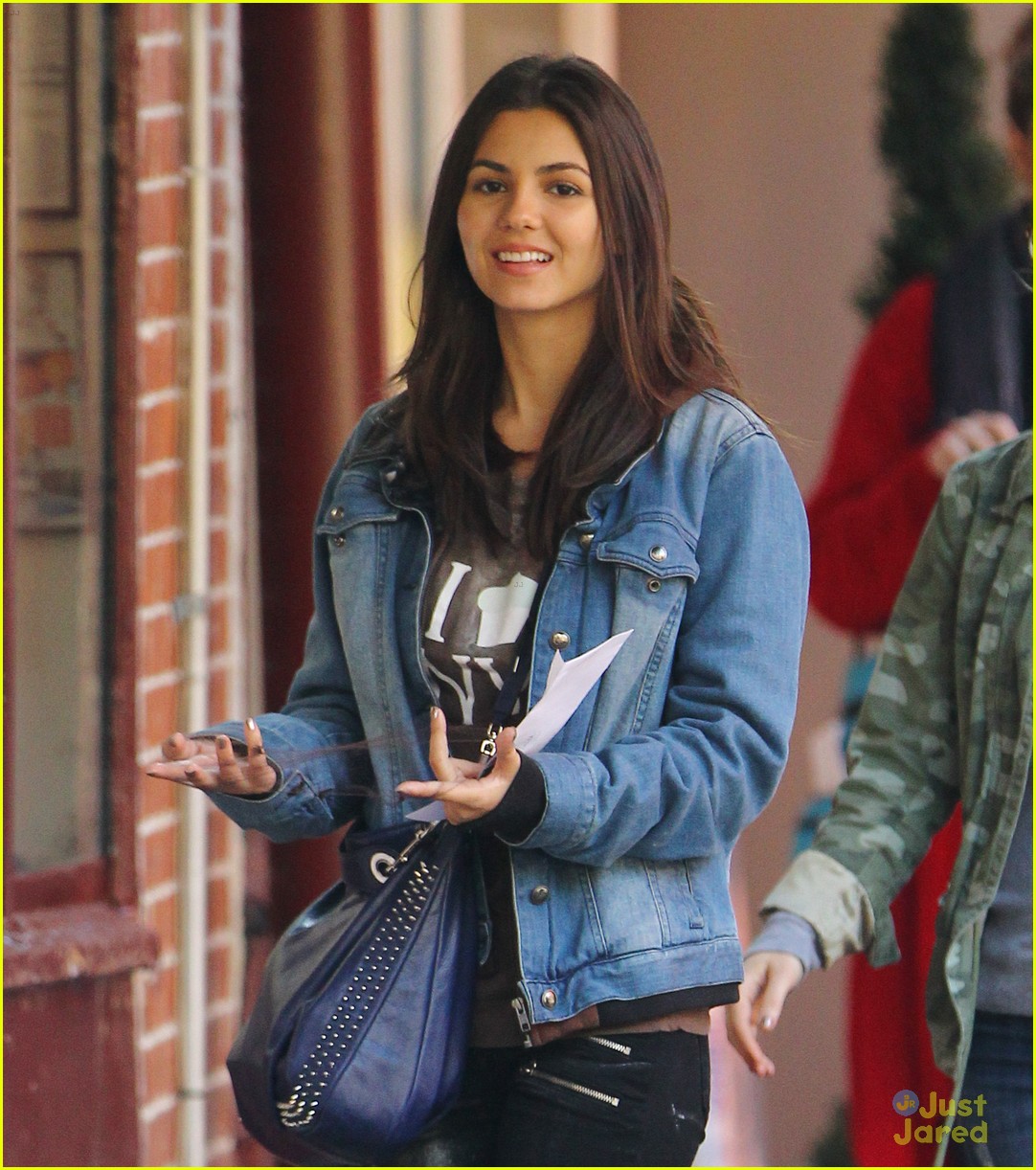 victoria justice no kiss set day two 02