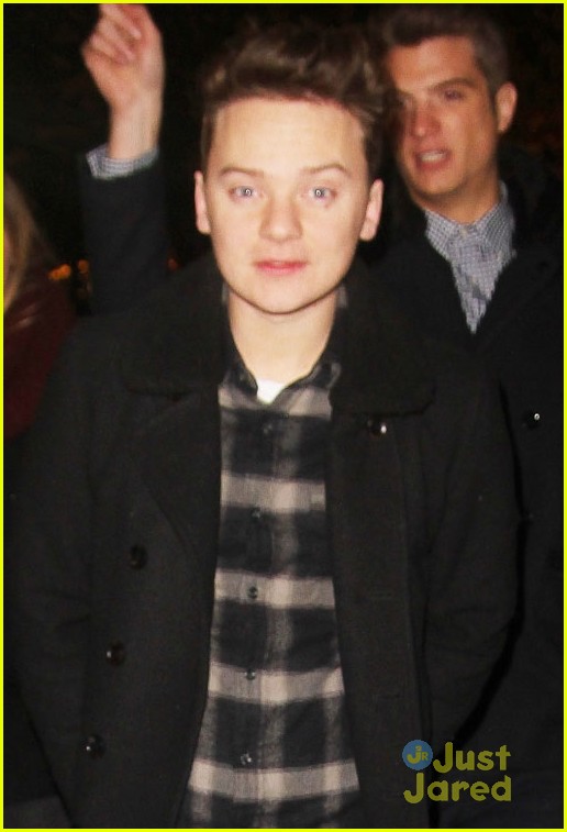 conor maynard holds hands with mystery brunette 02