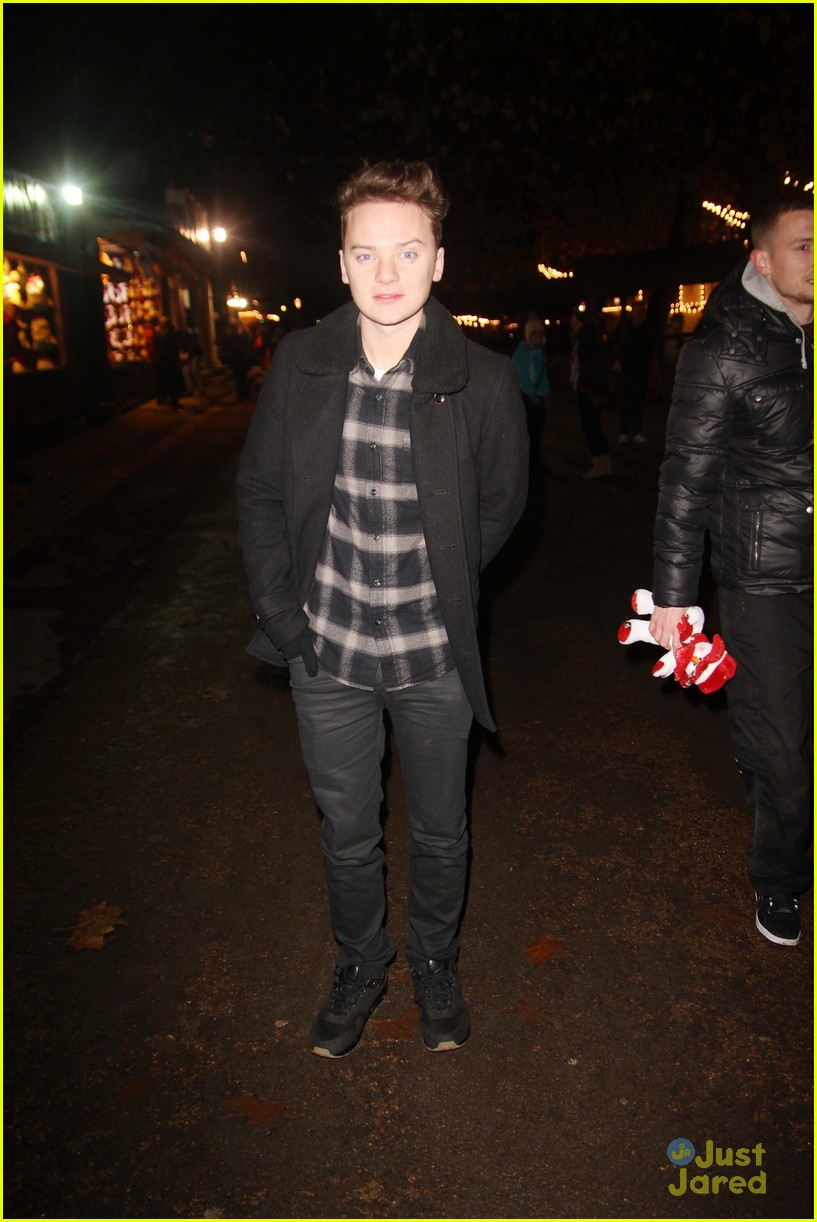 conor maynard holds hands with mystery brunette 05