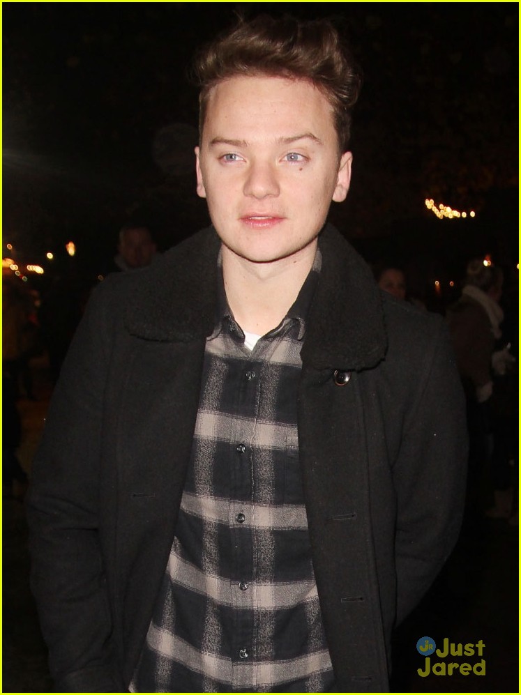 conor maynard holds hands with mystery brunette 06
