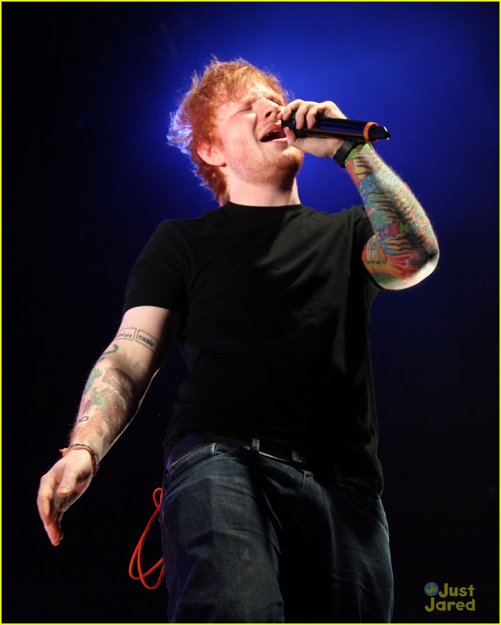 Full Sized Photo Of Ed Sheeran Gingerbread Man Halloween Concert 30