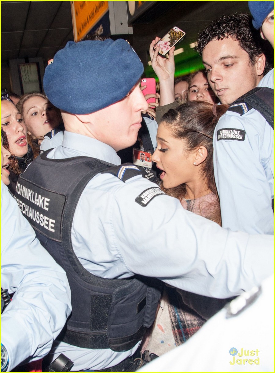 ariana grande amsterdam arrival with fans 02