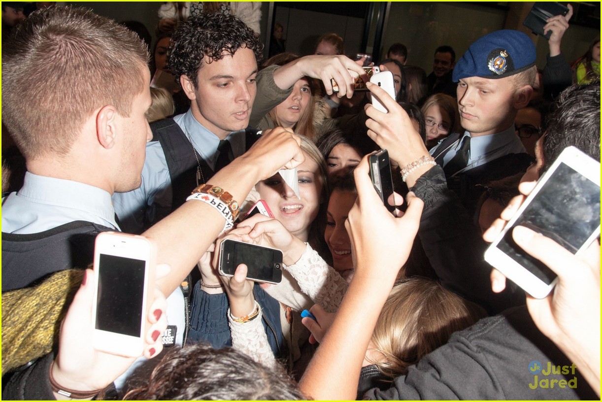 ariana grande amsterdam arrival with fans 08