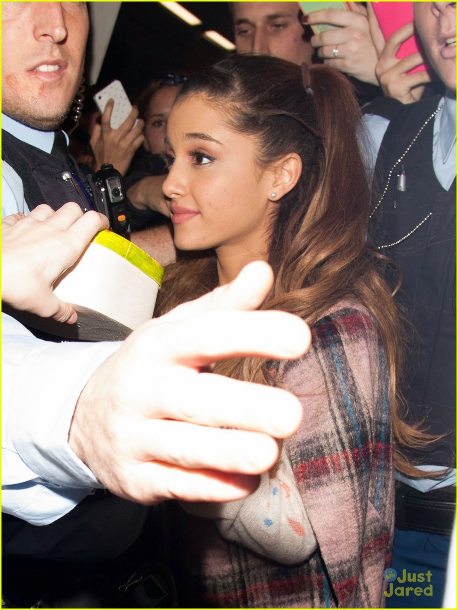 ariana grande amsterdam arrival with fans 09