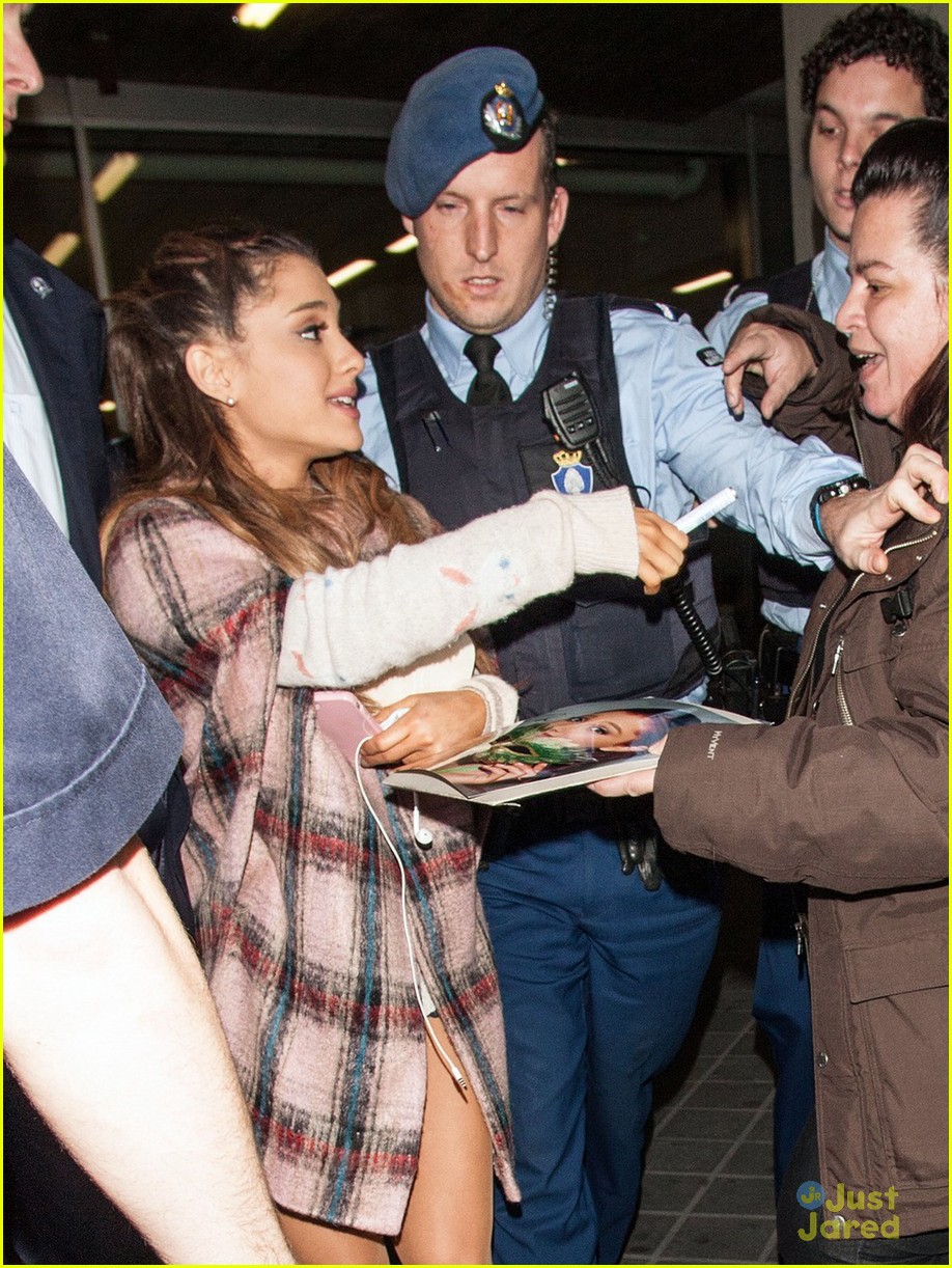 ariana grande amsterdam arrival with fans 12