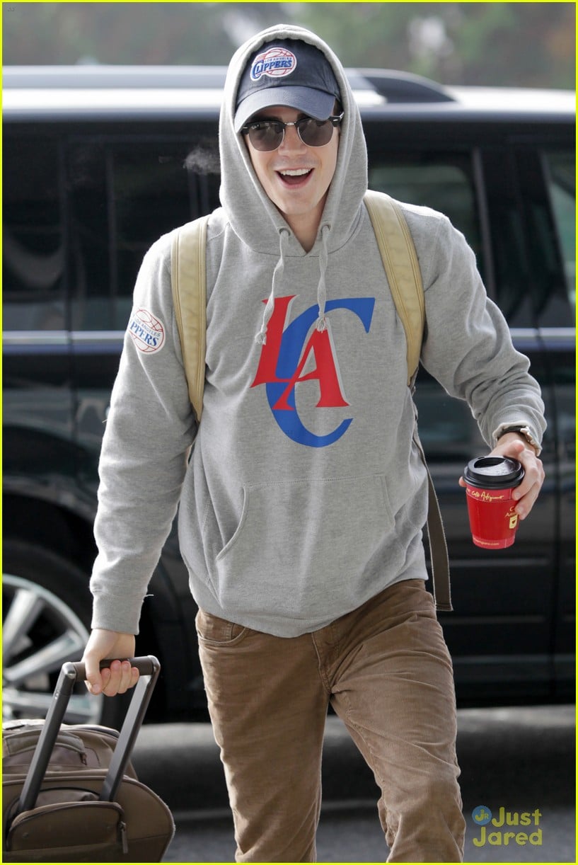 Grant Gustin Felicity And Flash Scenes Are Flirty Photo 613209 Photo Gallery Just Jared Jr