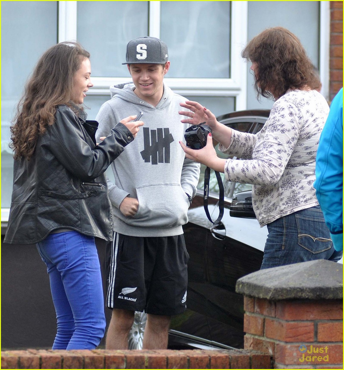 niall horan greets fans in ireland 06