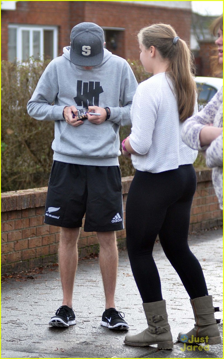 niall horan greets fans in ireland 07