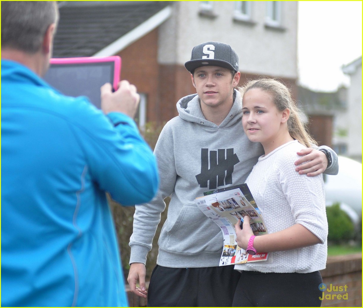 niall horan greets fans in ireland 08