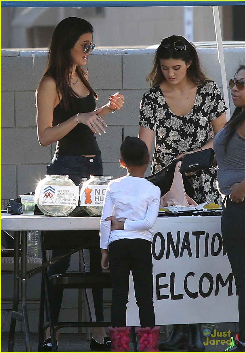 Kendall & Kylie Jenner Family Charity Yard Sale! Photo 616662