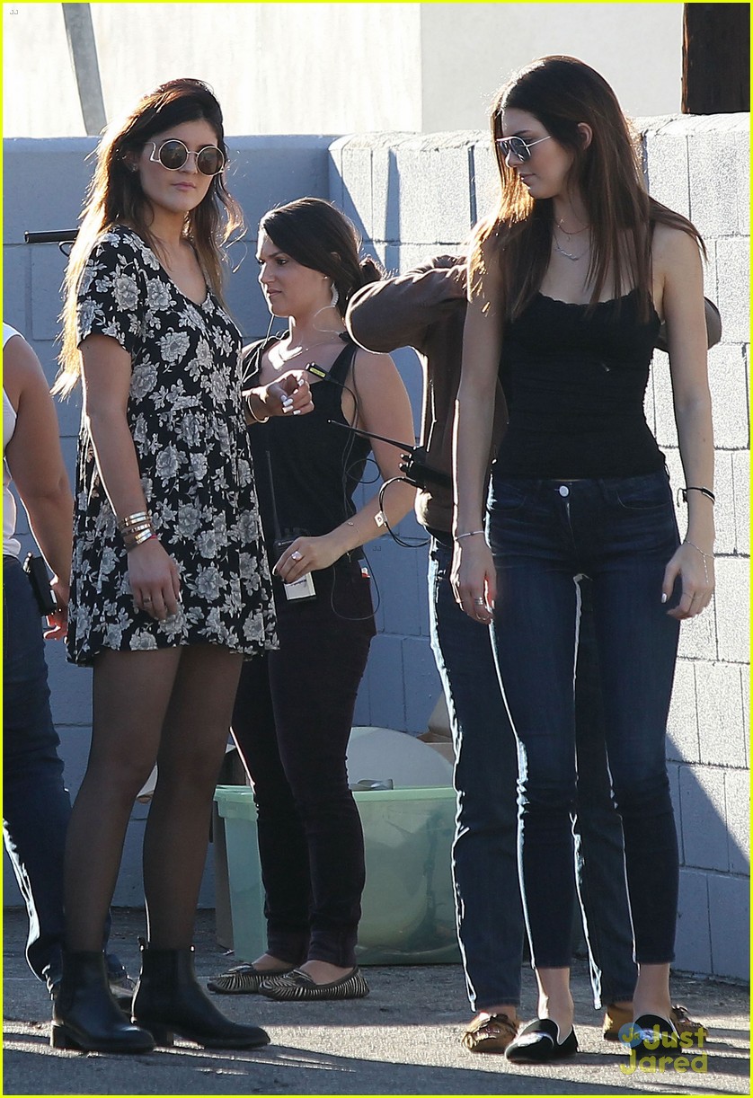 kendall kylie jenner family charity yard sale 07