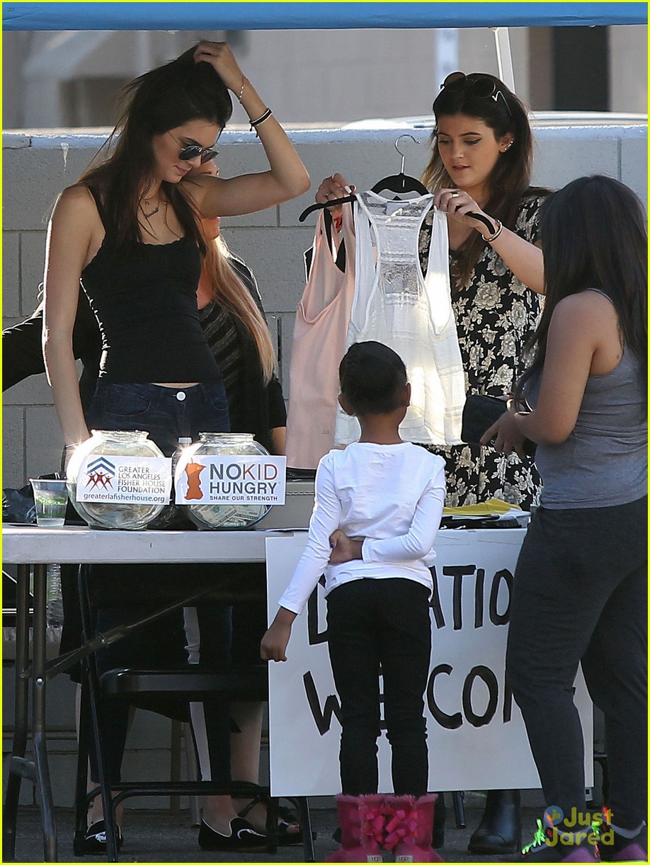 kendall kylie jenner family charity yard sale 11