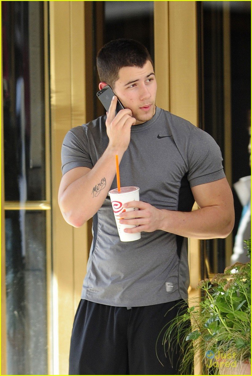 nick jonas shows off buff arms in nyc 01