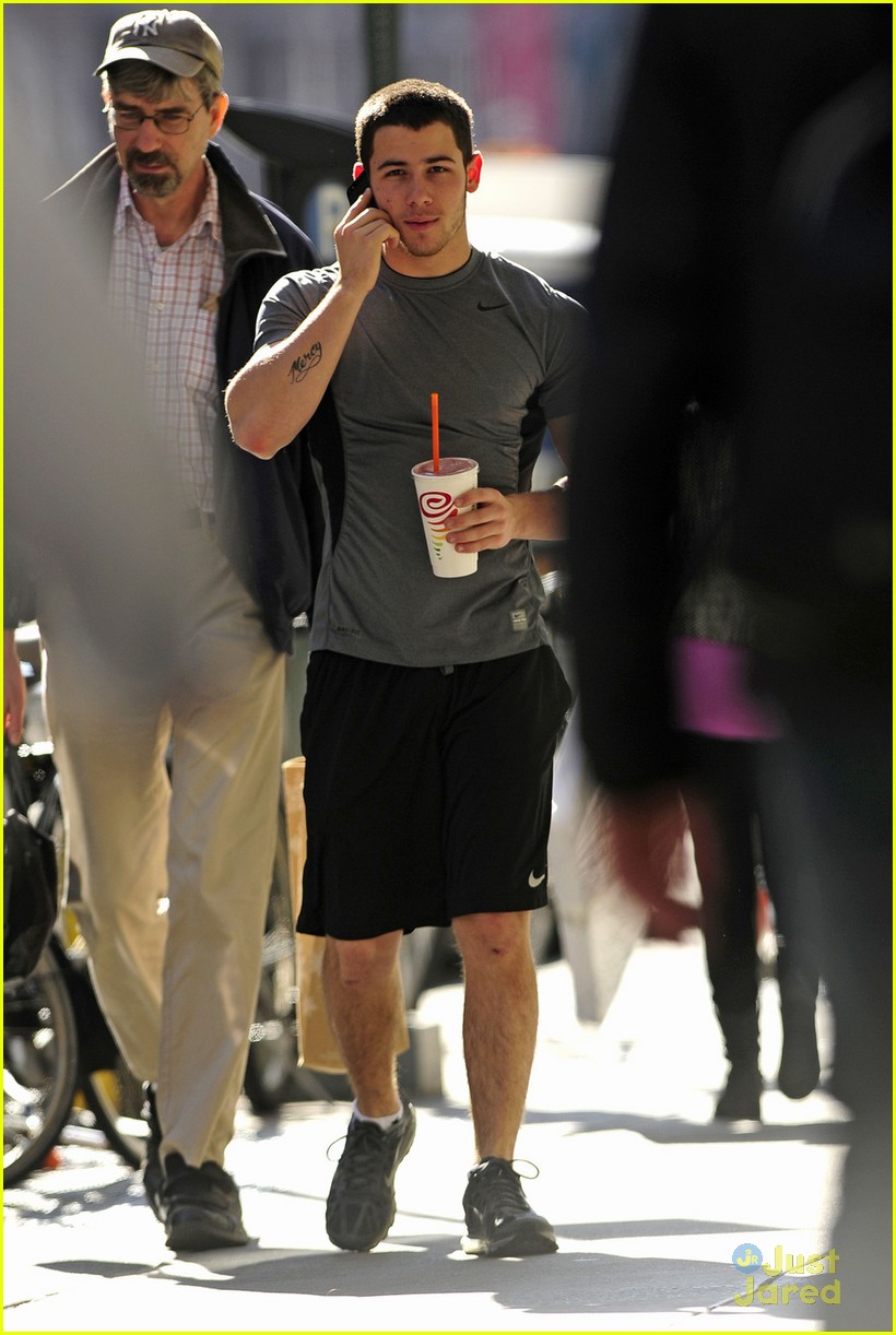 nick jonas shows off buff arms in nyc 04