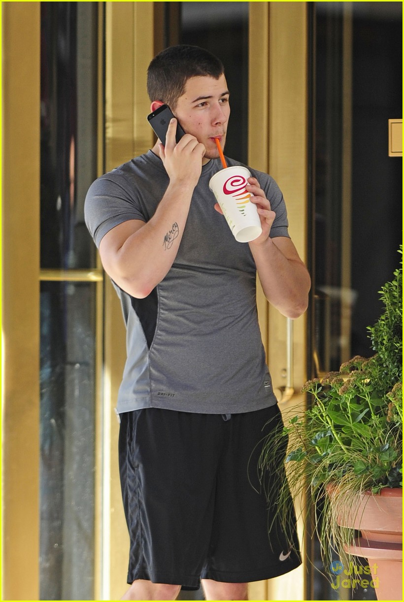 nick jonas shows off buff arms in nyc 05