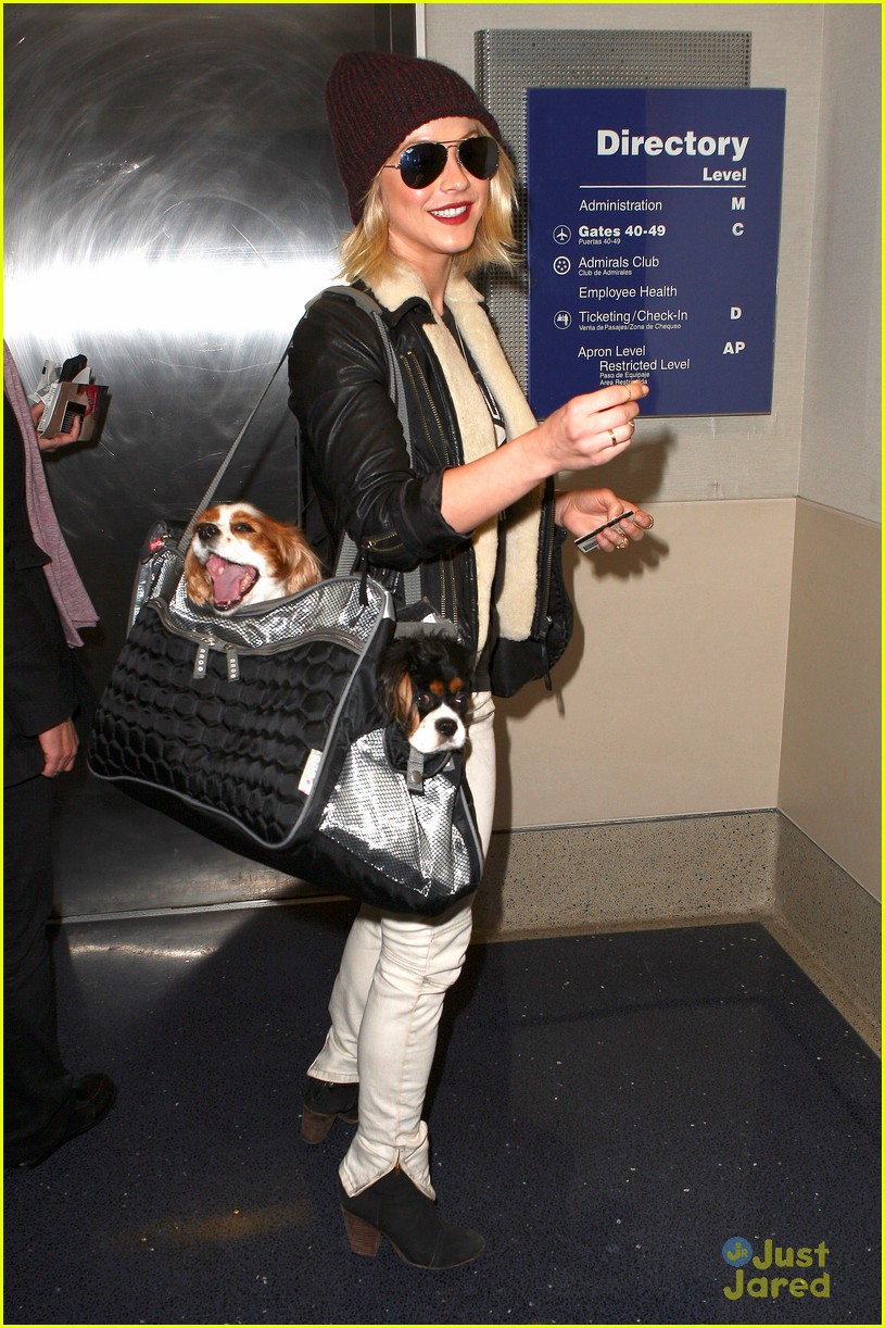 julianne hough lax with pups 01