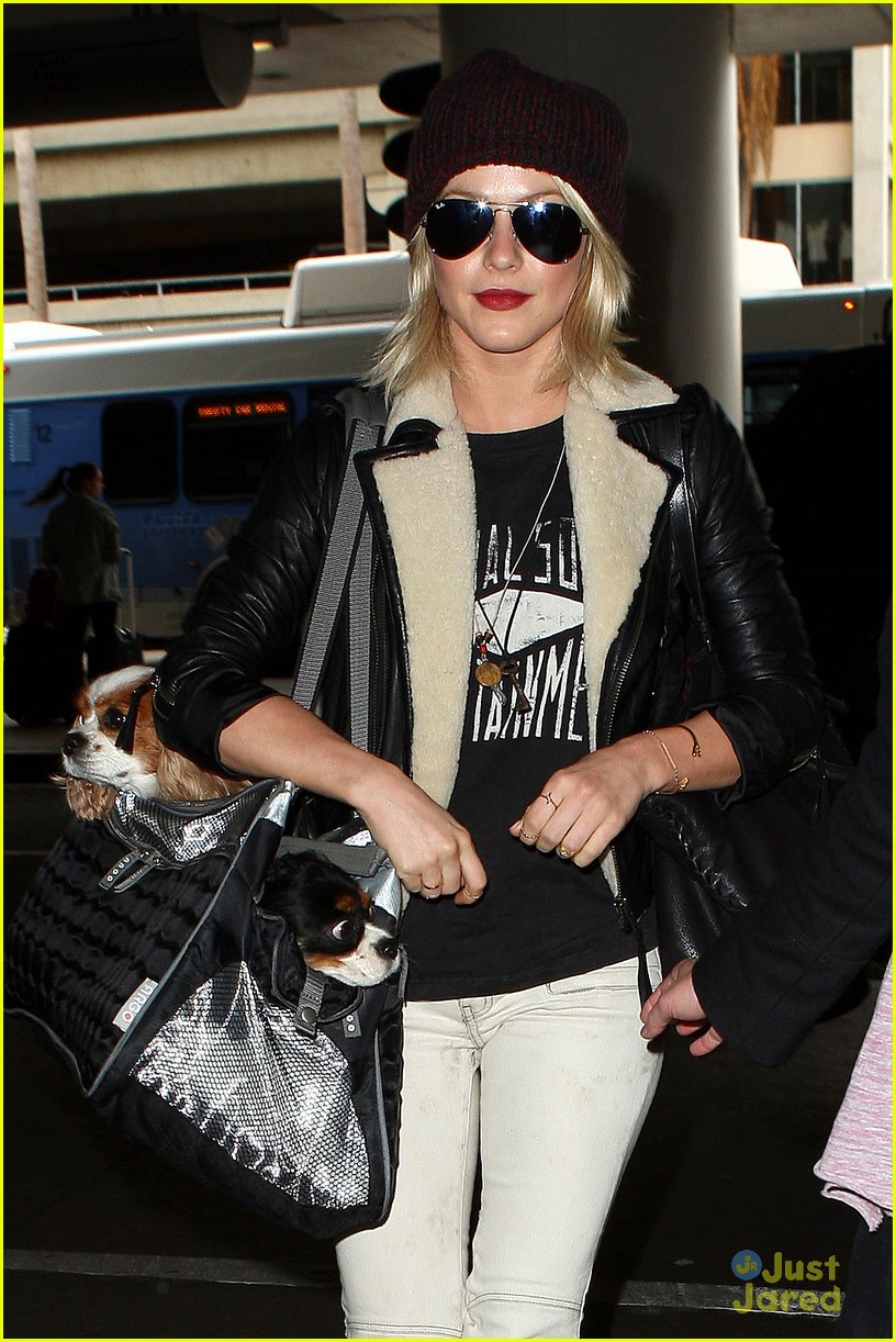 julianne hough lax with pups 02