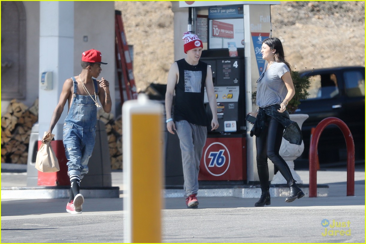 kylie jenner gas station stop with lil twist 15
