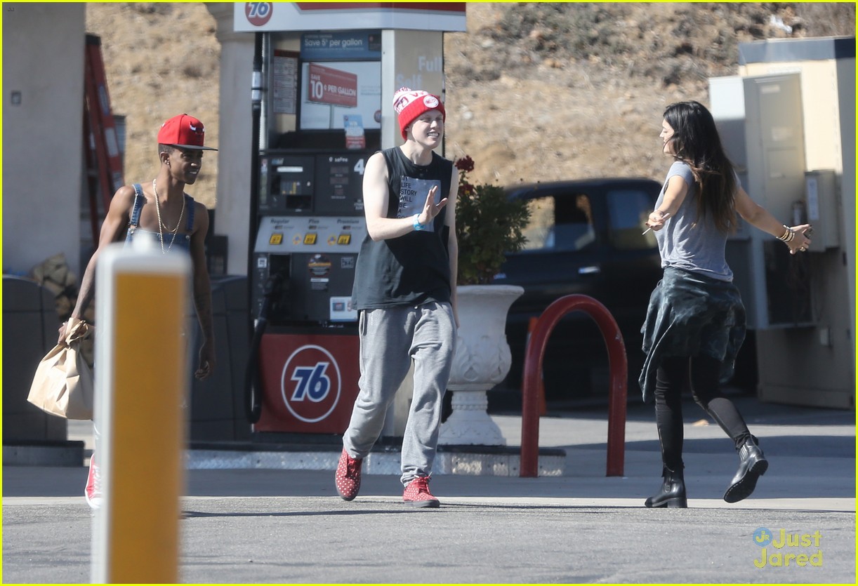 kylie jenner gas station stop with lil twist 16