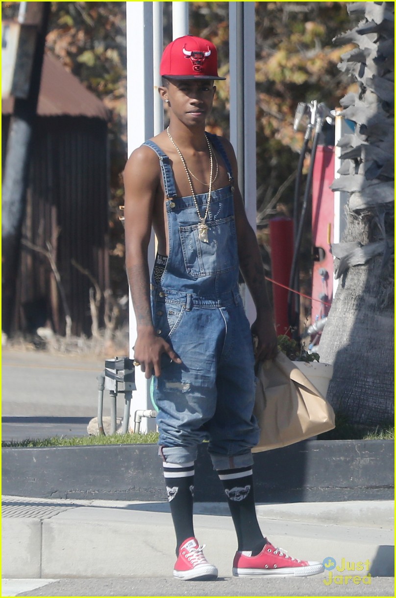 kylie jenner gas station stop with lil twist 30