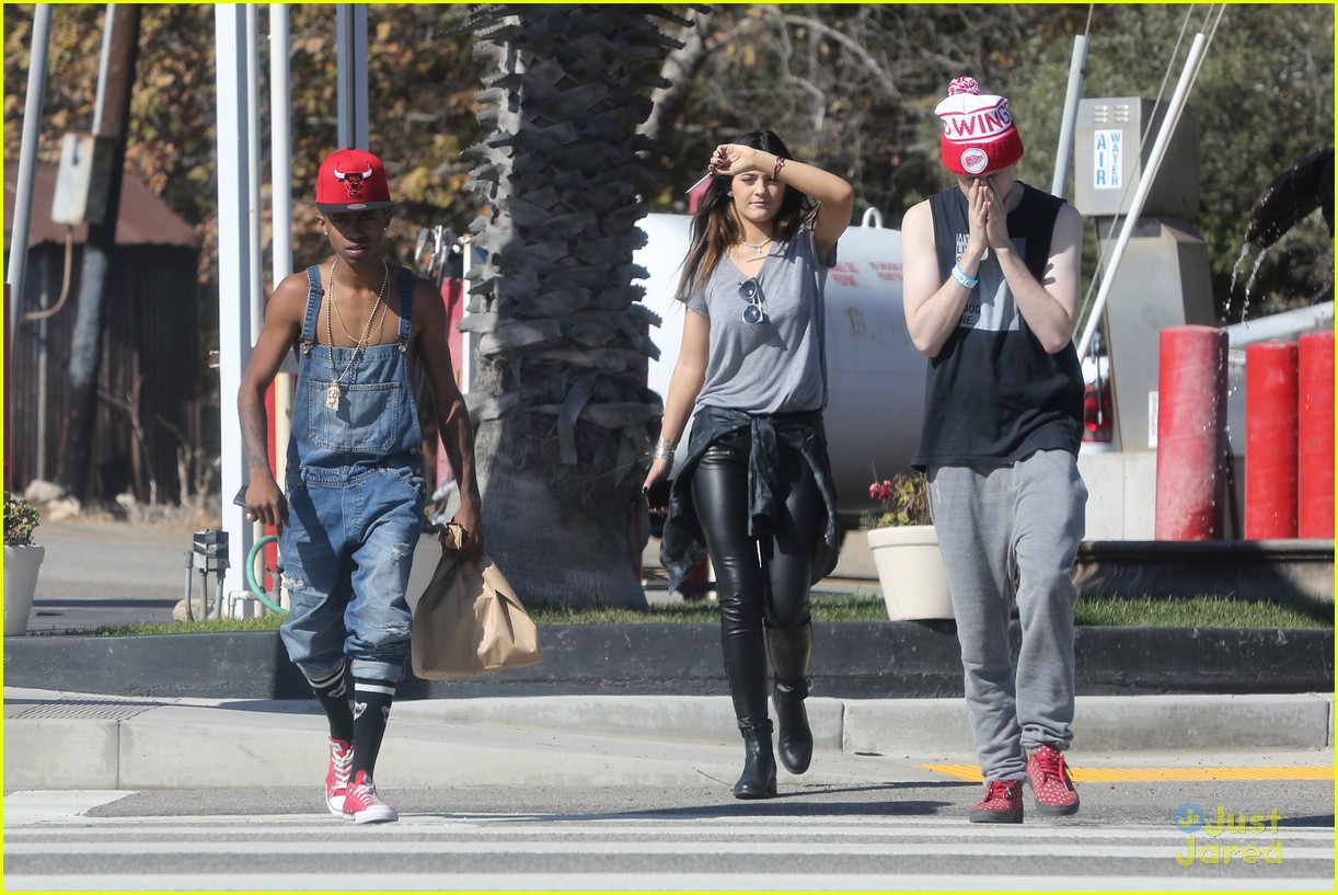 kylie jenner gas station stop with lil twist 33