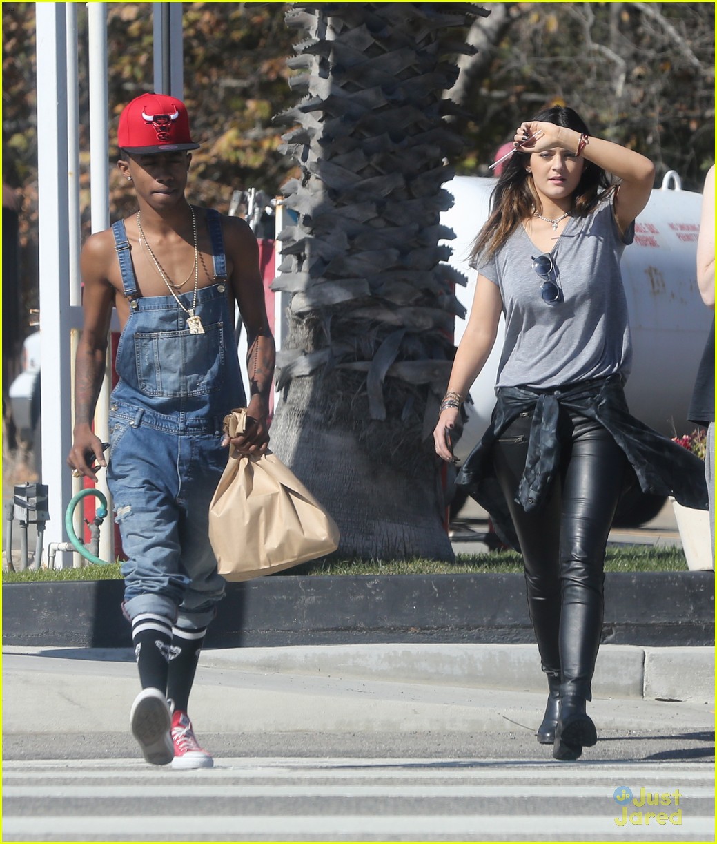 kylie jenner gas station stop with lil twist 34