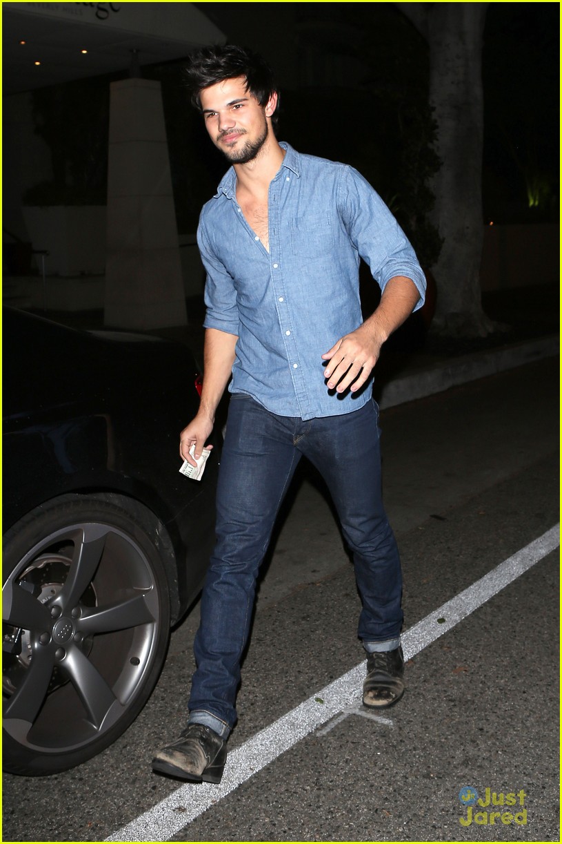 taylor lautner dinner date marie avgeropoulos 01