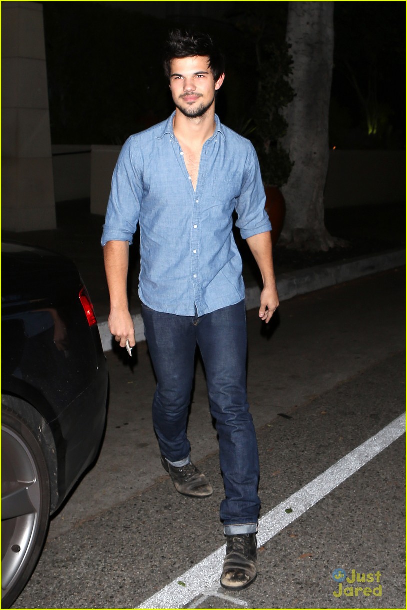taylor lautner dinner date marie avgeropoulos 04