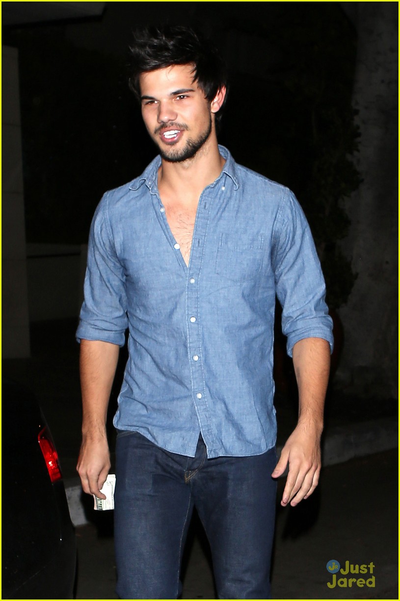taylor lautner dinner date marie avgeropoulos 06