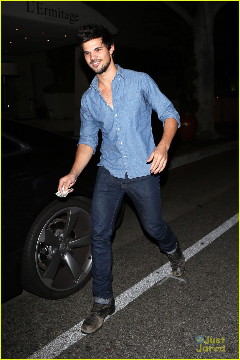 taylor lautner dinner date marie avgeropoulos 09