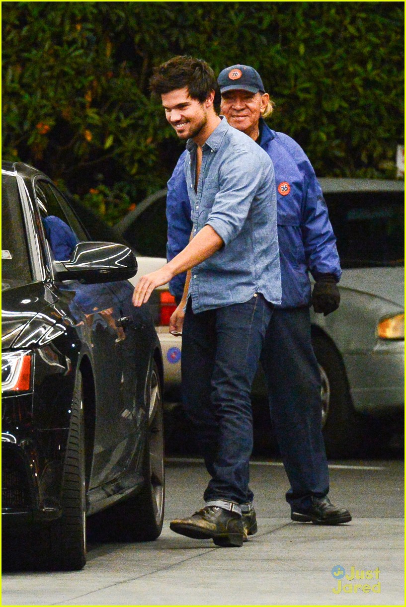 taylor lautner dinner date marie avgeropoulos 18