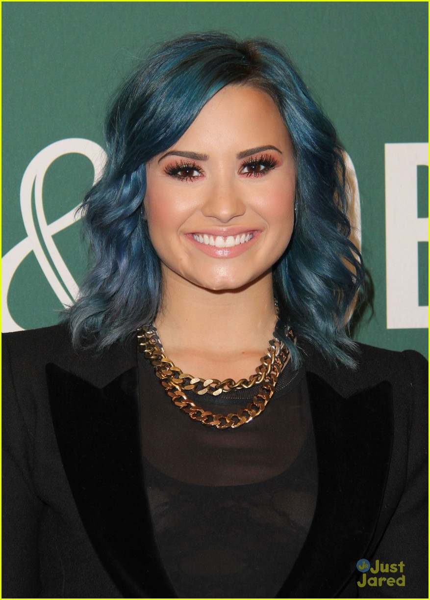 demi lovato staying strong book signing 01