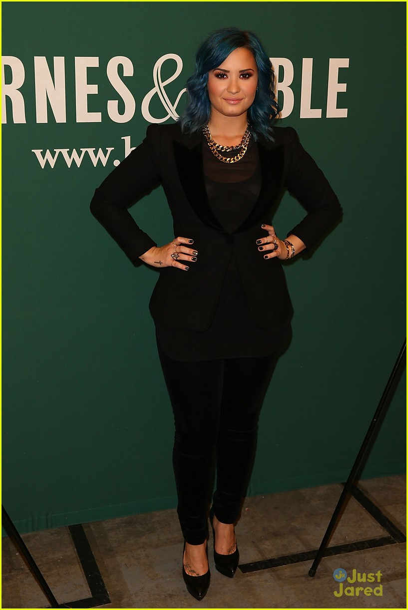 demi lovato staying strong book signing 02