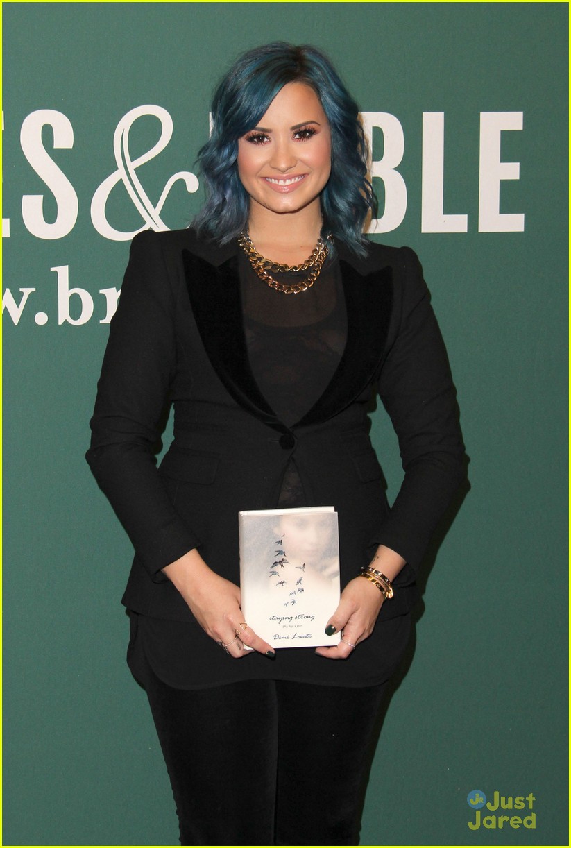 demi lovato staying strong book signing 03