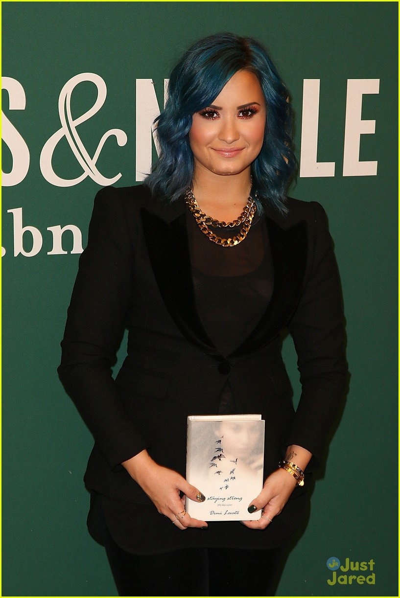 demi lovato staying strong book signing 06