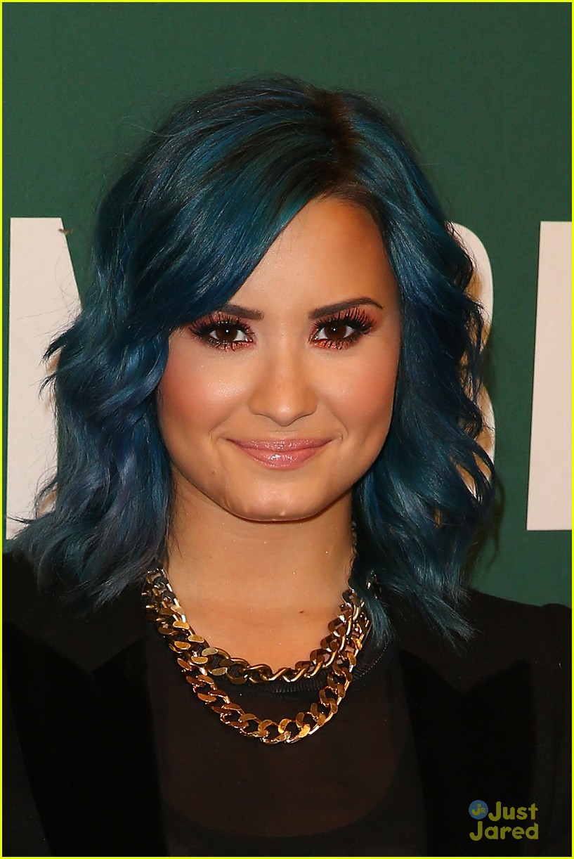 demi lovato staying strong book signing 07