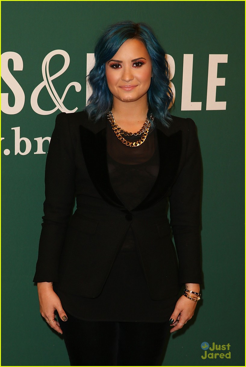 demi lovato staying strong book signing 13