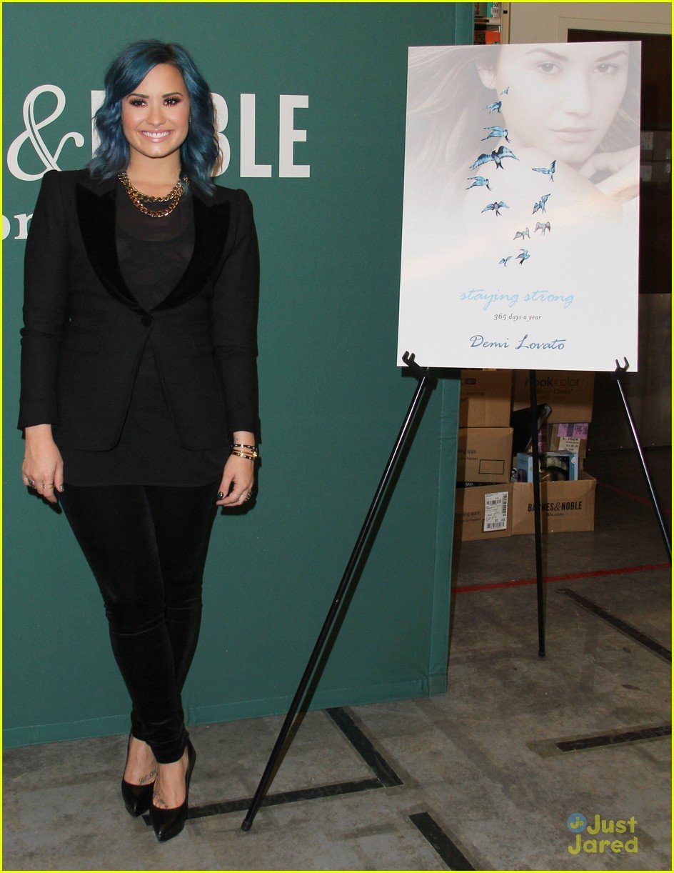 demi lovato staying strong book signing 16
