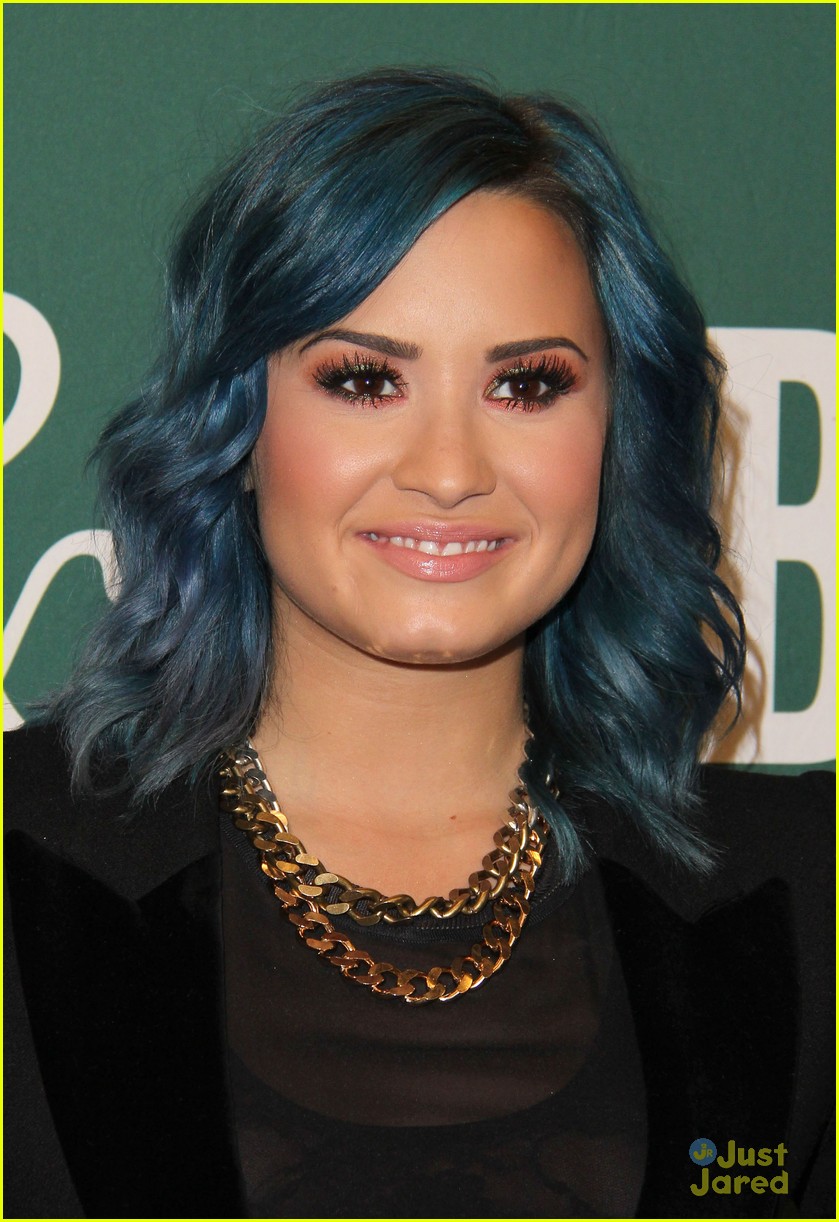 demi lovato staying strong book signing 18