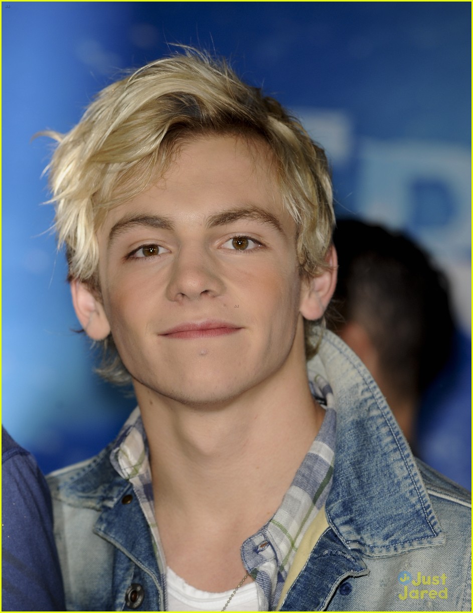 r5 china mcclain frozen premiere attendees 07