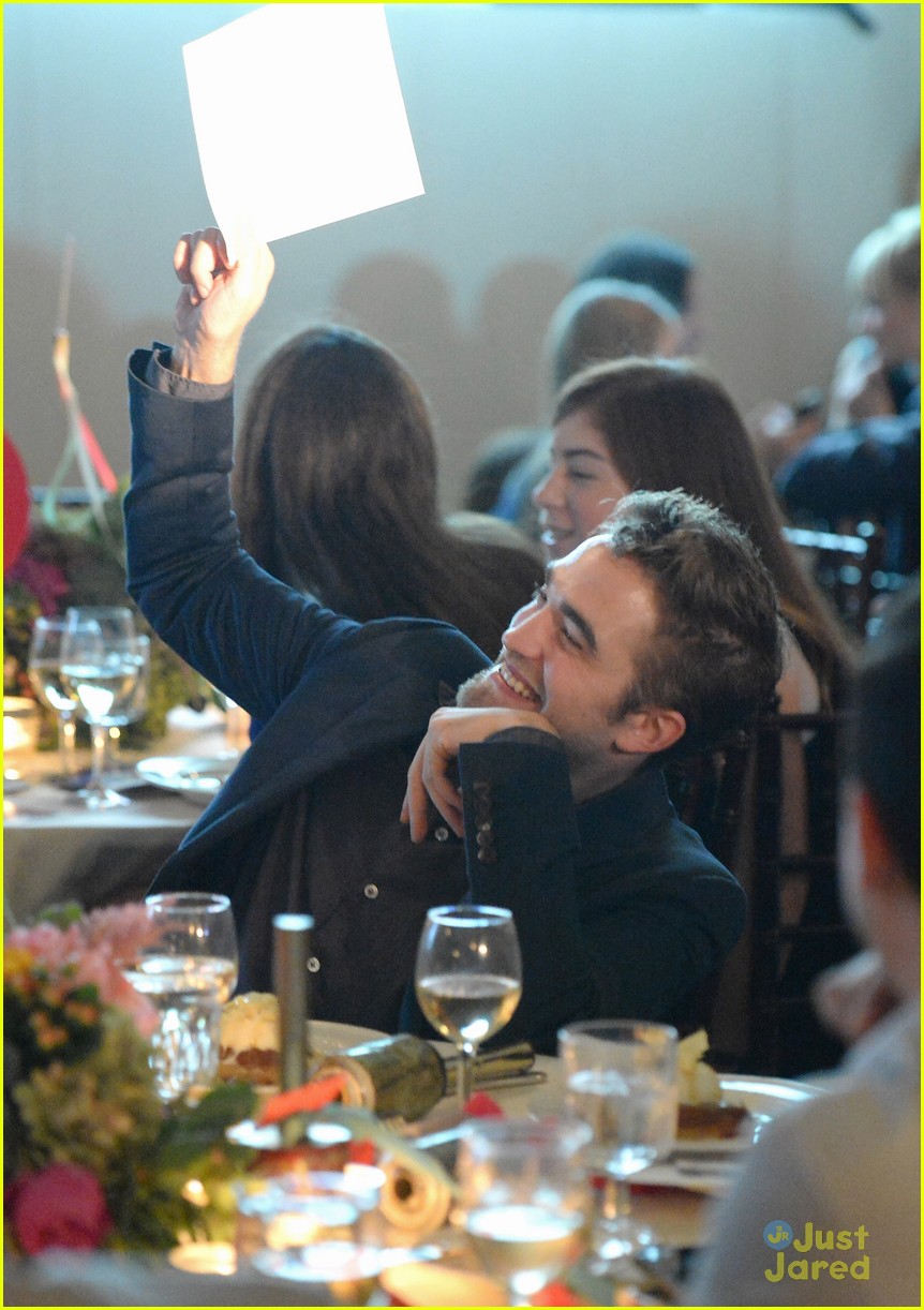 robert pattinson debuts goatee at charity event 07