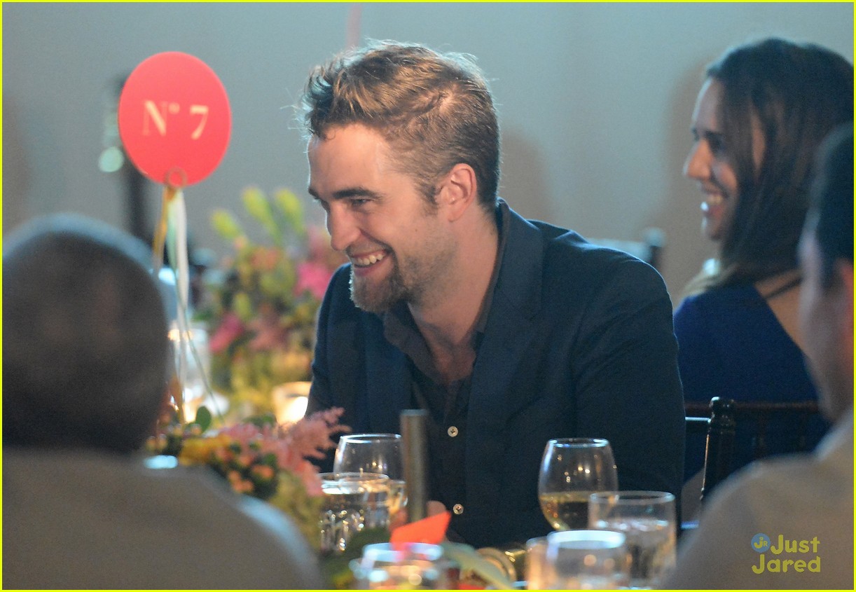 robert pattinson debuts goatee at charity event 10