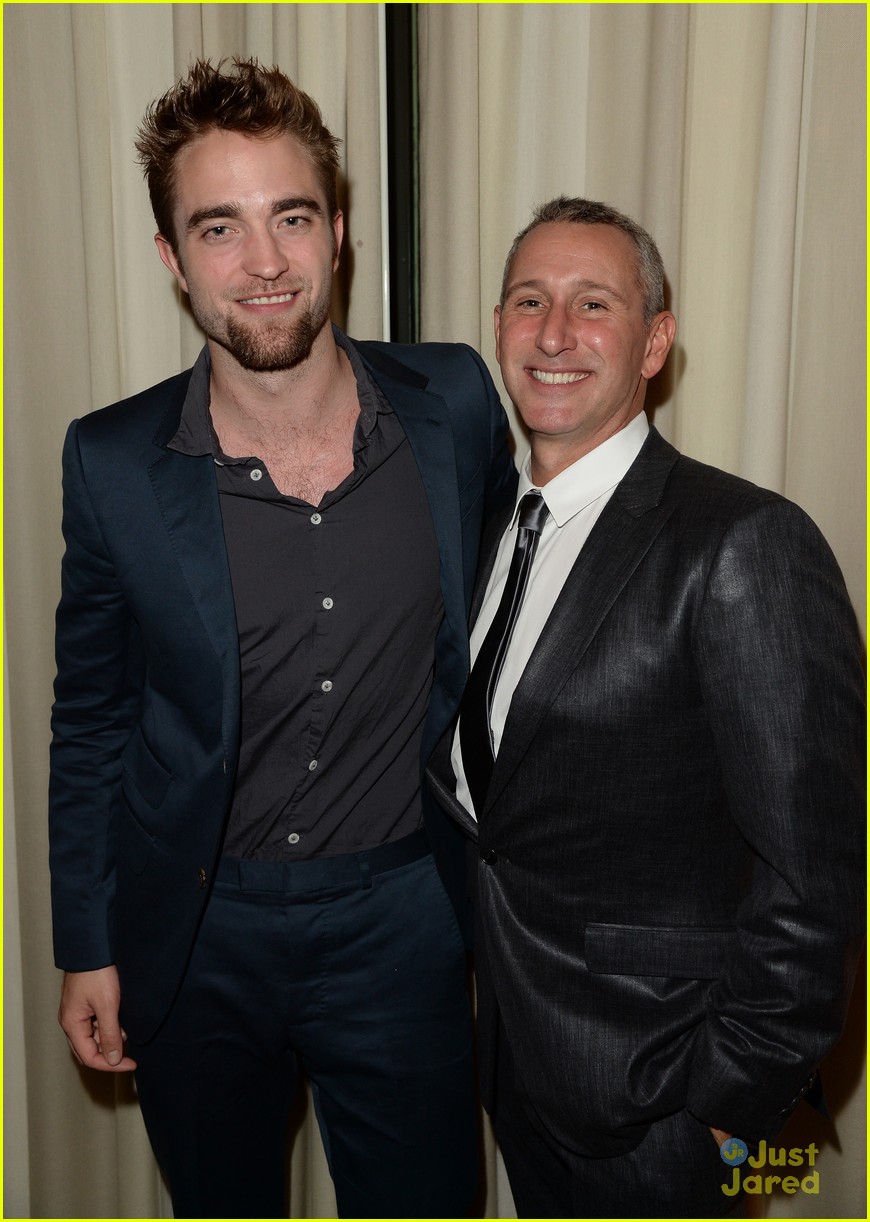 robert pattinson debuts goatee at charity event 15